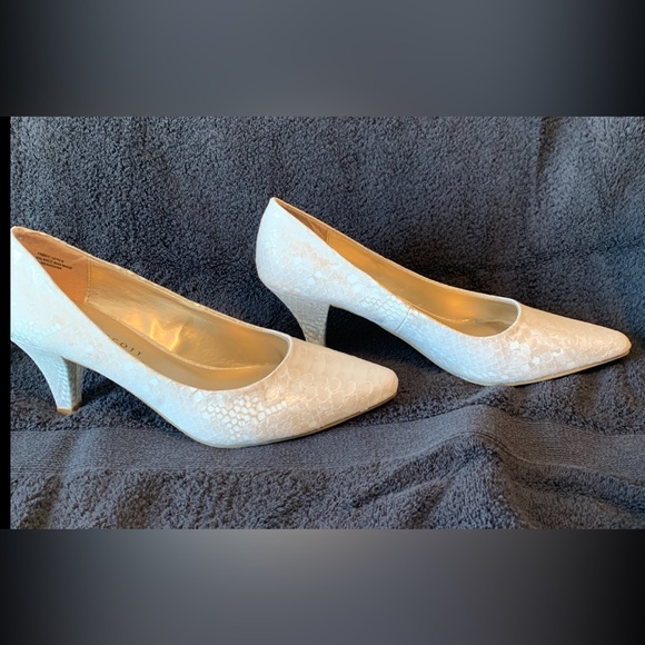 Karen Scott pumps cream snakeskin (size 9.5) 3” heel - Picture 6 of 6
